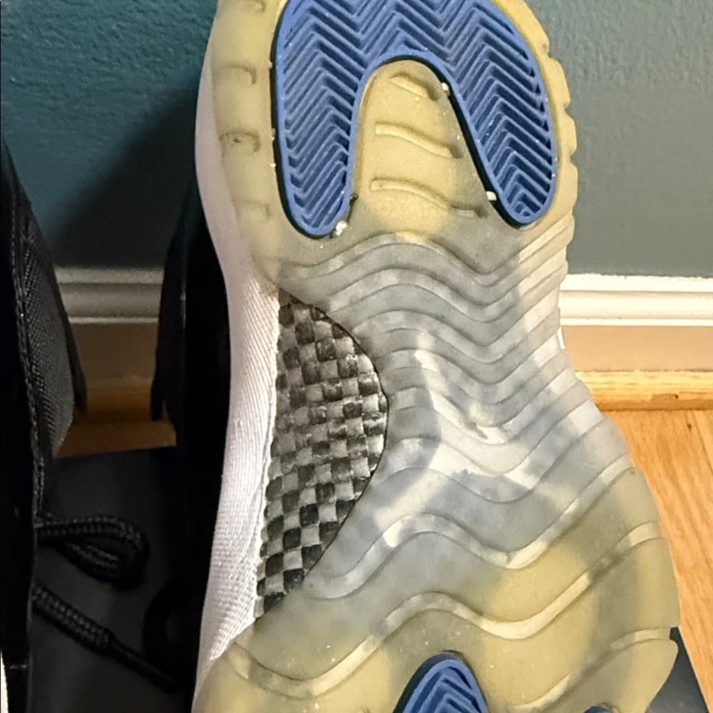 Jordan 11 Men's Black and White Low-Top Sneakers - Picture 6 of 7